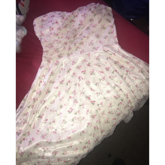 Dresses - Picture 7 of 7